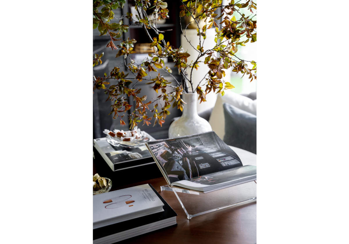 LUCITE GALERIE BOOK DISPLAY | Clear