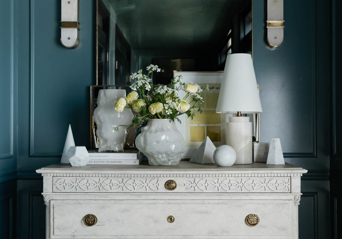 LARGE GUSTAVIAN 4-DRAWER COMMODE