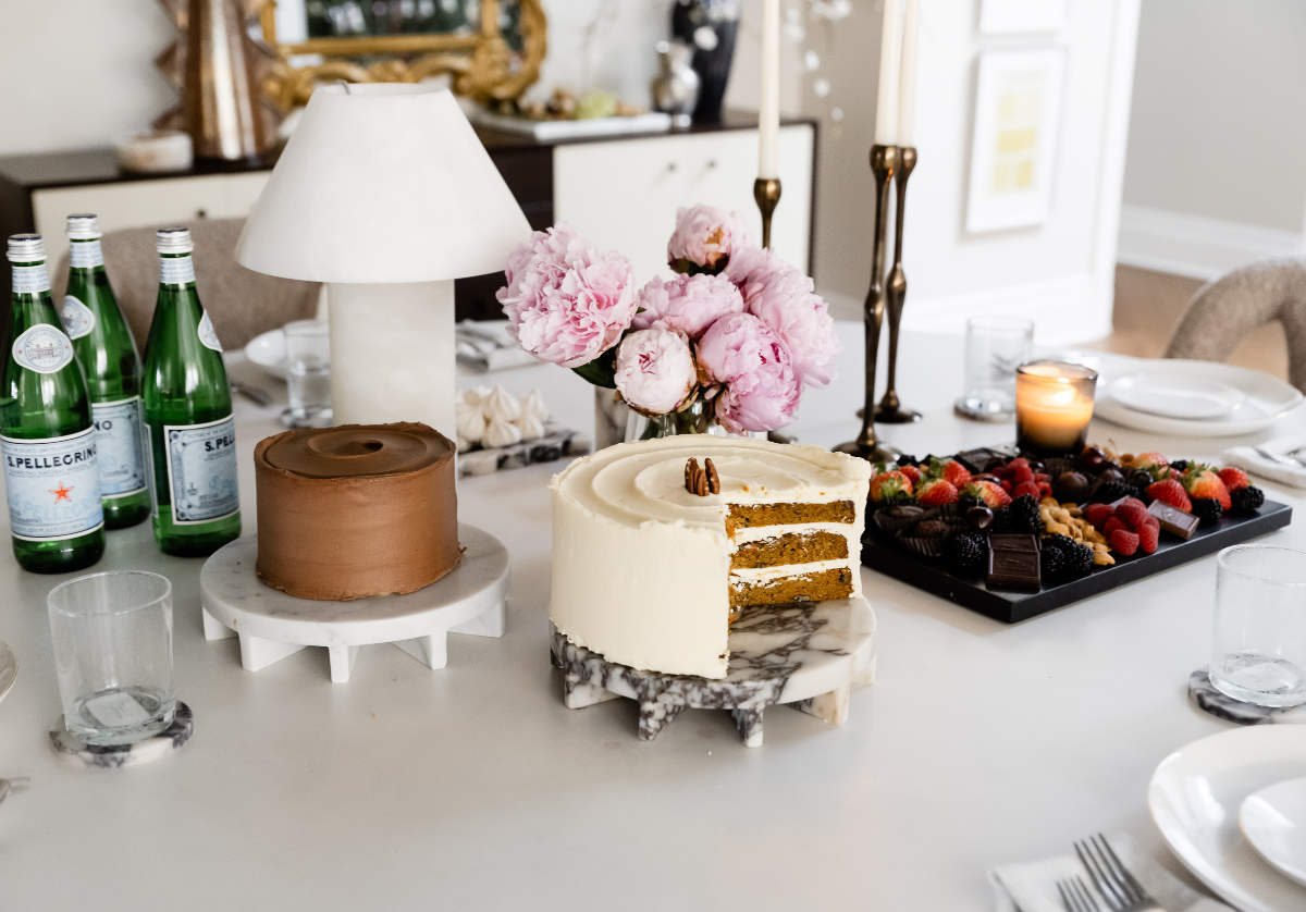 this picture features both the Bianco Carrara marble tray and Calacatta Viola marble tray on a tablescape.