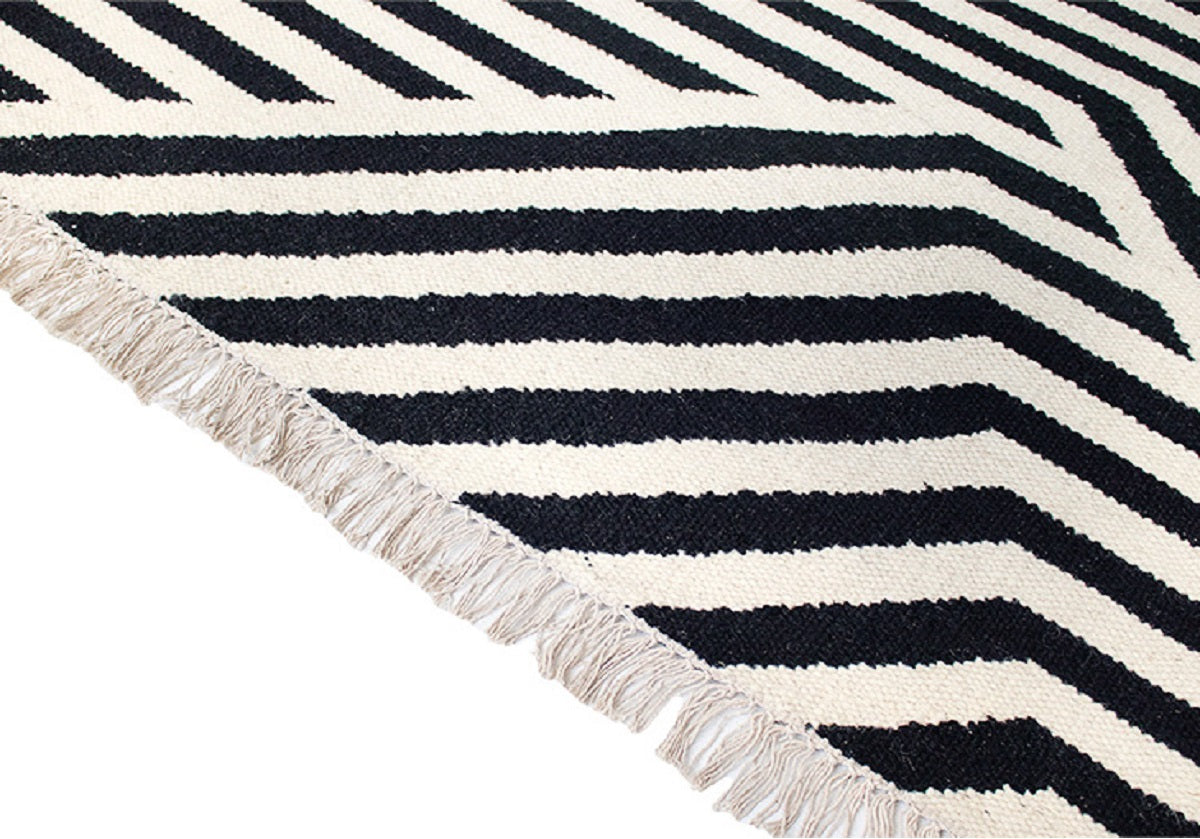 WOVEN CHEVRON RUG