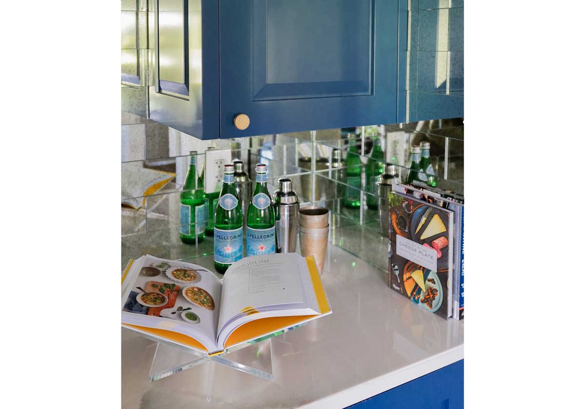 LUCITE GALERIE BOOK DISPLAY | Clear